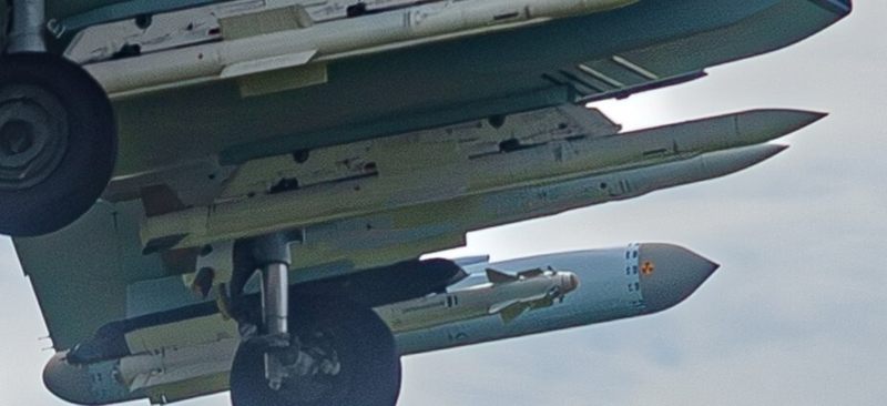Cận cảnh hai tên lửa R-77M treo dưới thân Su-35S. Ảnh: Wforum. Hai qua R-77M.png