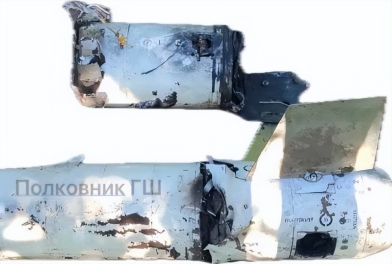 Hình ảnh do Ukraine công bố được cho là mảnh vỡ của tên lửa R-77M. Ảnh: Wforum. Manh ten lua R-77M.png