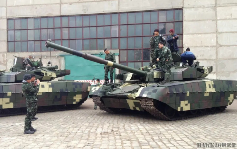 Binh sĩ Thái Lan cùng tăng T-84. Ảnh: Wforum. Binh si Thai.png