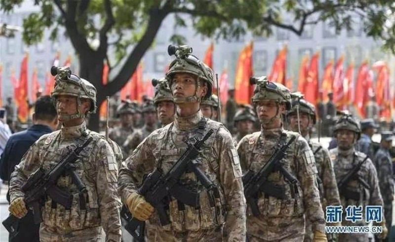 Các binh sĩ được trang bị hệ thống tác chiến cá nhân mới. Ảnh: Xinhua. Binh si trang bi he thong.jpg