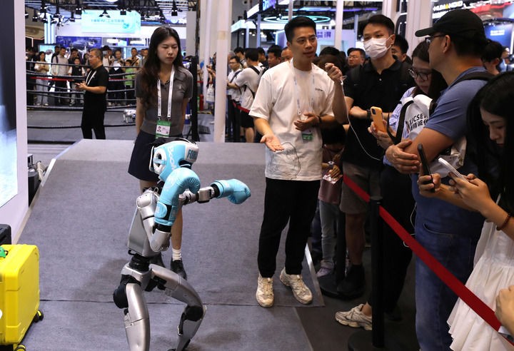 Robot biểu diễn Kungfu tại triển lãm. Ảnh: News. Kungfu.jpeg