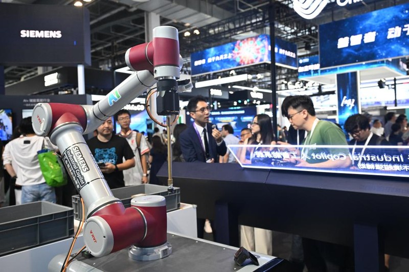 Gian trưng bày của Công ty Đức Siemens tại triển lãm. Ảnh: News. Tham quan gian Siemen.jpeg
