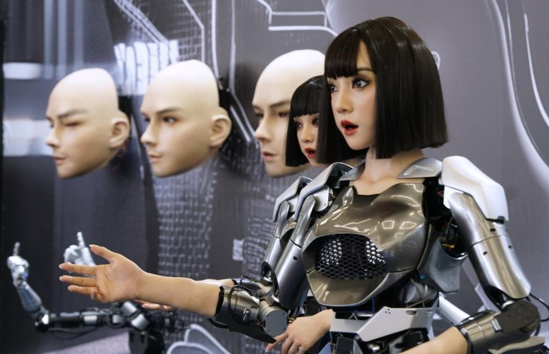 Việc sản xuất hàng loạt và thương mại hóa robot hình người vẫn còn nhiều trở ngại. Ảnh: News. Bat cap.jpg