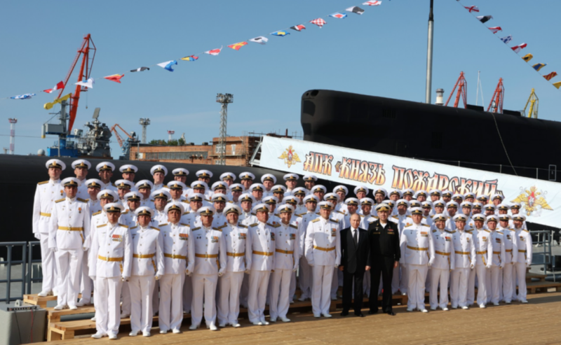Tổng thống Putin chụp ảnh chung với thủy thủ đoàn tàu Kniaz Pozharsky. Ảnh: Navalnews. Putin chup anh chung.png