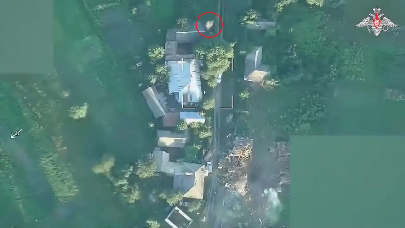 UAV Harpia-A1 (trong vòng đỏ) tấn công mục tiêu. Ảnh: Topwar. Tan cong muc tieu.png