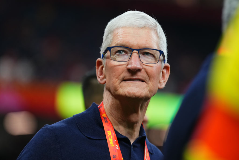 Tim Cook và Apple có nguy cơ bị tụt lại trong cuộc đua AI. Ảnh: Sohu. Tim Cook bat luc.png