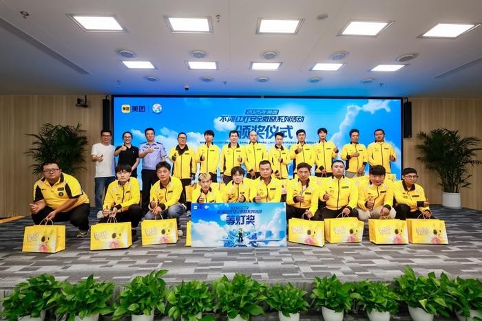 Lễ trao thưởng cho các shipper tuân thủ tốt luật giao thông. Ảnh: Singtao. Nhan thuong.jpg