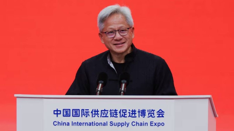 Giám đốc Nvidia Jensen Huang thăm Trung Quốc cuối tháng 7, thông báo tin sẽ bán chip H20 cho Trung Quốc. Ảnh: Singtao. Cuoi thang 7 Jensen Huang tham Trung Quoc.jpg
