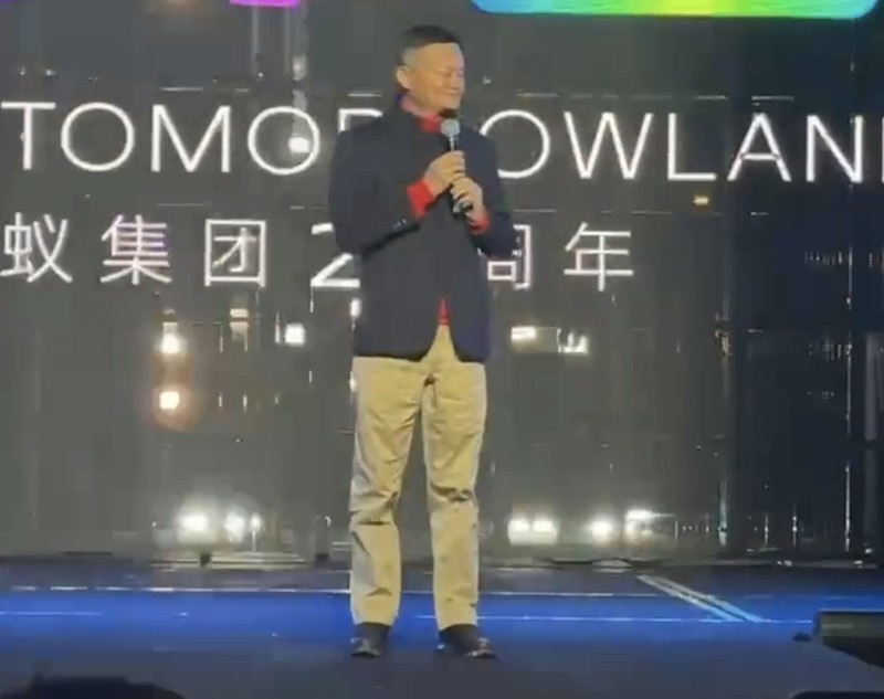 Jack Ma xuất hiện tại Lễ kỉ niệm 20 năm thành lập Ant Group tối 8/12/2024 và phát biểu như một lời chia tay. Ảnh: HK01. Xuat hien cuoi 2024.jpg