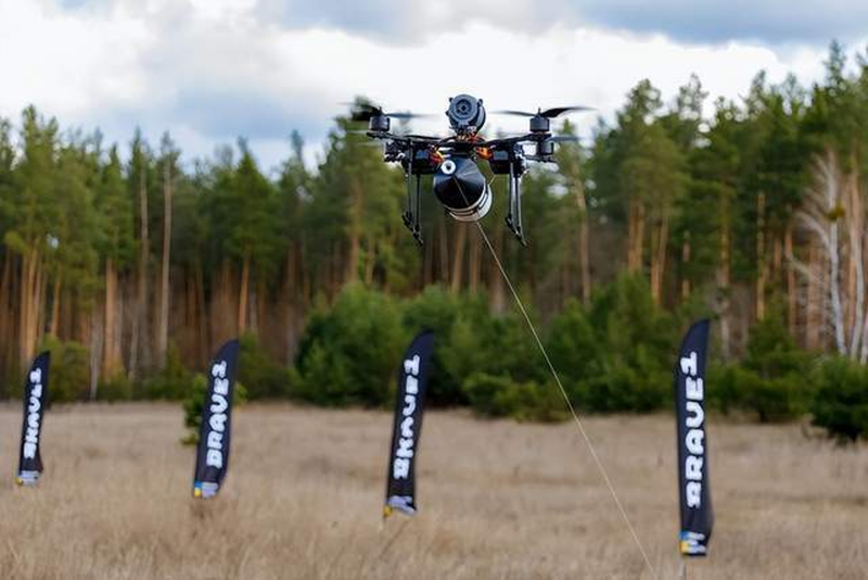 Một công ty thử nghiệm sản phẩm UAV cáp quang. Ảnh: Wforum.