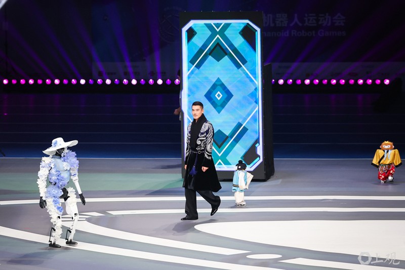 Người mẫu và robot cùng trình diễn thời trang. Ảnh: JFDL. Bieu dien thoi trang.jpg
