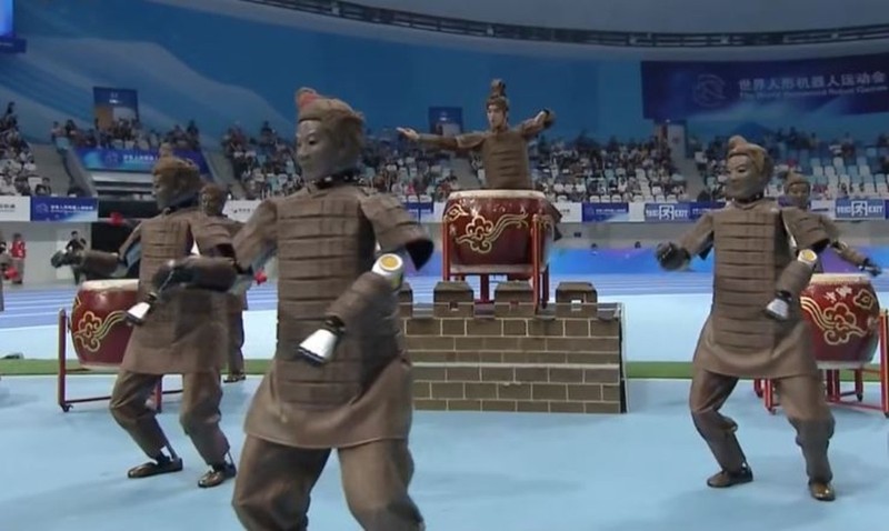 Chín robot hóa trang thành "Binh mã dõng" biểu diễn. Ảnh: Singtao. Binh ma dong.jpeg