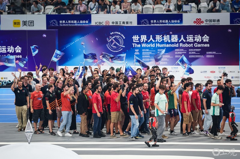 Các đội tuyển tham gia diễu hành. Ảnh: JFDL. Cac doi dieu hanh.jpg