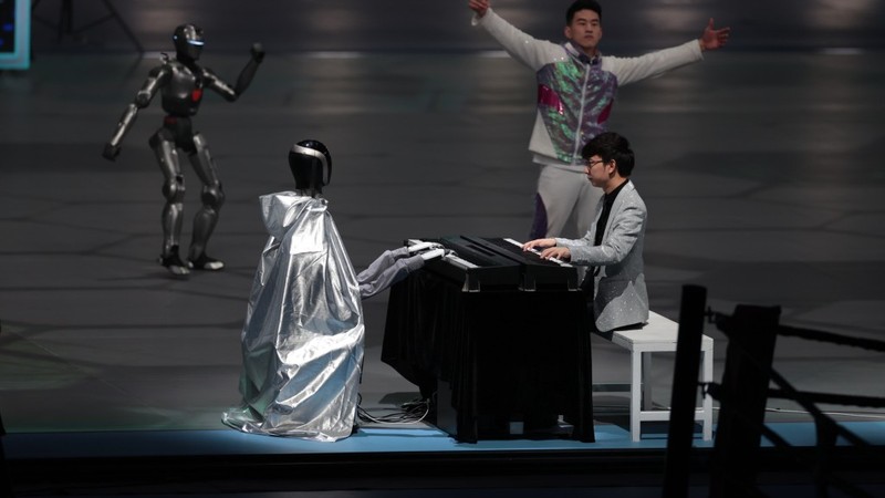 Người và robot cùng chơi piano. Ảnh: Singtao. nmguoi va robot cung choi piano.jpeg
