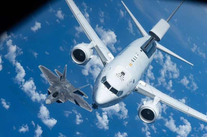 Một chiếc E-7 và chiếc F-35 của Không quân Mỹ. Ảnh: 6park.