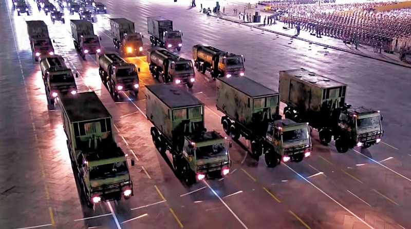 Đội hình cơ giới xuất hiện tại cuộc tổng duyệt đêm 17/8. Ảnh: Wforum. Doi hinh co gioi.jpg