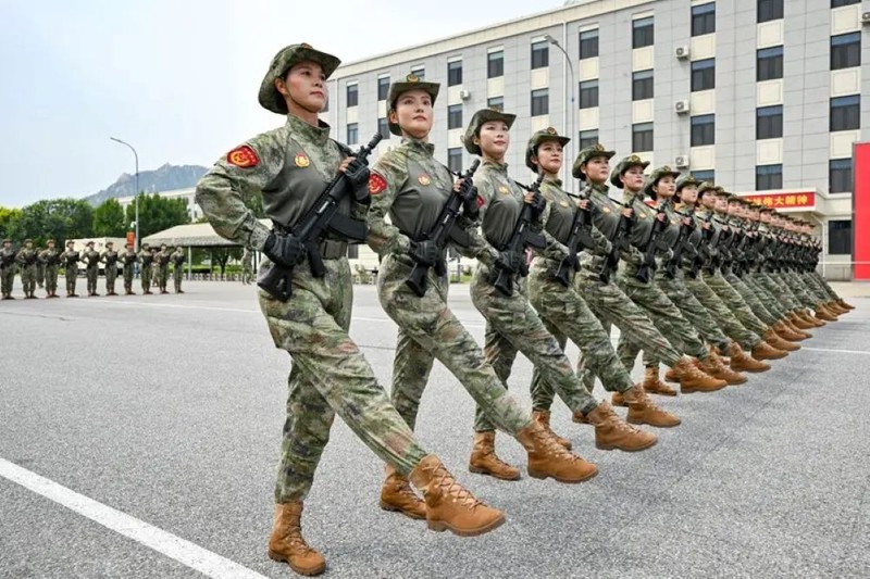 Các nữ quân nhân tập luyện chuẩn bị tham dự cuộc duyệt binh. Ảnh: Xinhua. Nu quan nhan tap.jpg