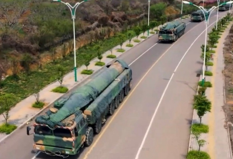 Tên lửa không ghi số hiệu này được cho là vũ khí siêu thanh mới DF-27. Ảnh: Ourchinastory. DF-27 se lan dau ra mat.png