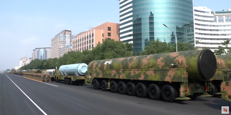 Tên lửa DF-61 xuất hiện mà không có DF-51 sau DF31 và DF-41 gây nên nhiều ý kiến bàn luận. Ảnh: Yahoo. DF-61.jpg