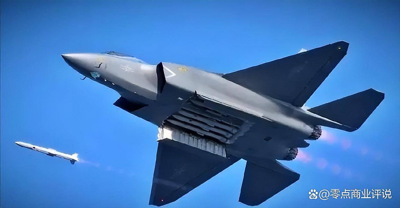 Tiêm kích J-35 phóng tên lửa không đối không mang trong thân máy bay. Ảnh: Baidu. F-35 1.png