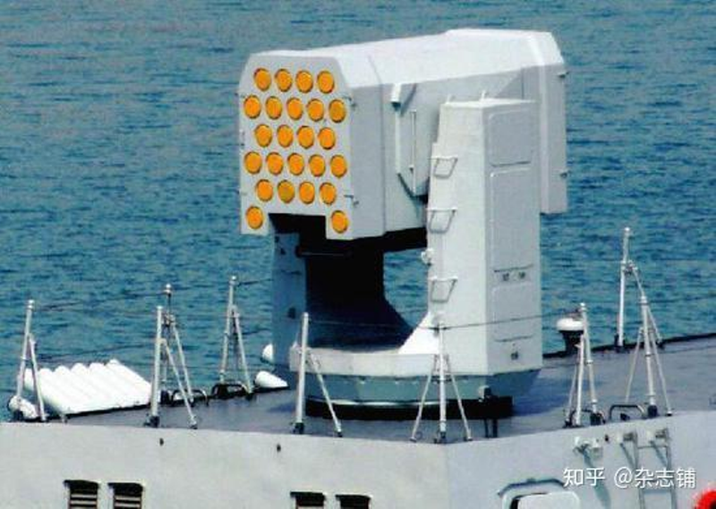 Bản 24 ống phóng lắp đặt trên tàu sân bay. Ảnh: Zhihu. Be phong 24 ong phong.png