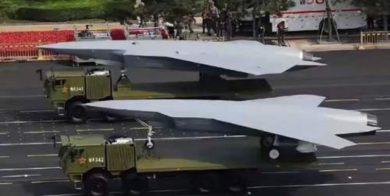 Hai chiếc UAV chiếm ưu thế trên không mang số hiệu 53536 (phải) và 53636 (trái). Ảnh: QQnews. UAV 53536.jpg