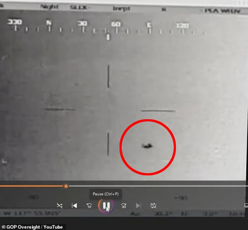 Hình ảnh UFO trong video được chiếu tại phiên điều trần. Ảnh: NYP. Hinh anh UFO.png