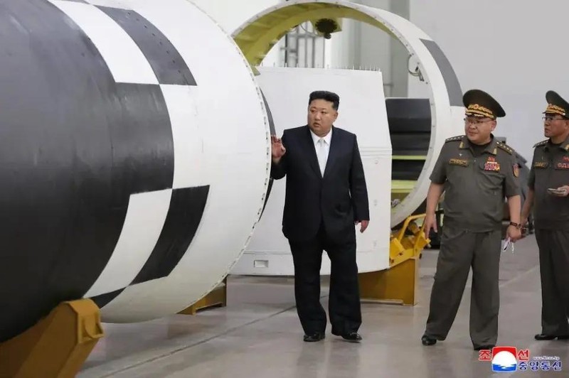 Nhà lãnh đạo Kim Jong-un bên vỏ thân tên lửa khổng lồ. Ảnh: KCNA, Kim Jong-un thi sat.jpg