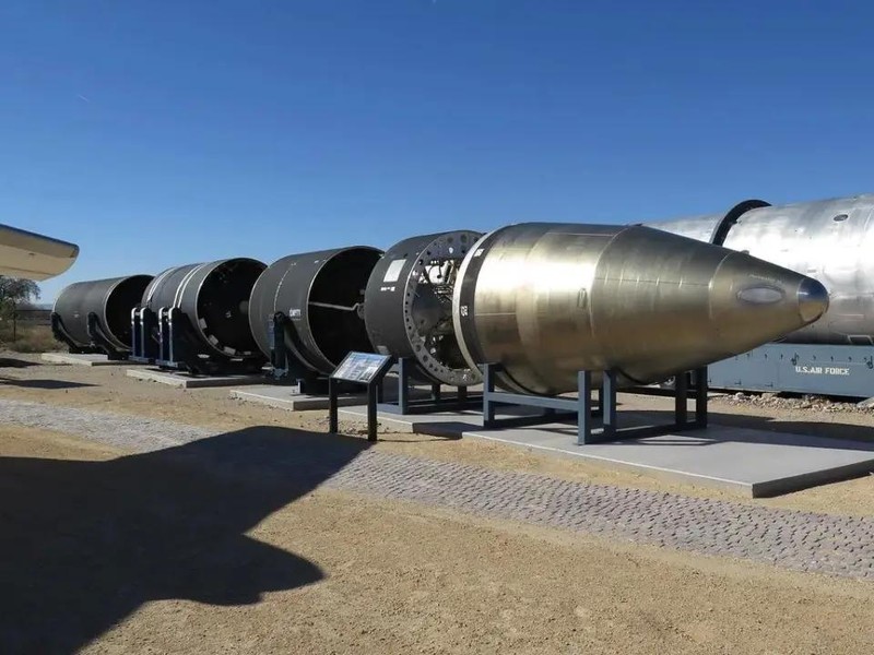 Mẫu cắt ngang tên lửa liên lục địa LGM-118A Peacekeeper (MX) của Mỹ. Ảnh: QQnews. Ten lua MX My.jpg