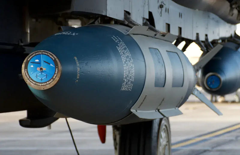 Bom Quicksink được gắn lên máy bay F-15 trong vụ thử nghiệm năm 2021. Ảnh: TMZ. Bom gan len F-15.png