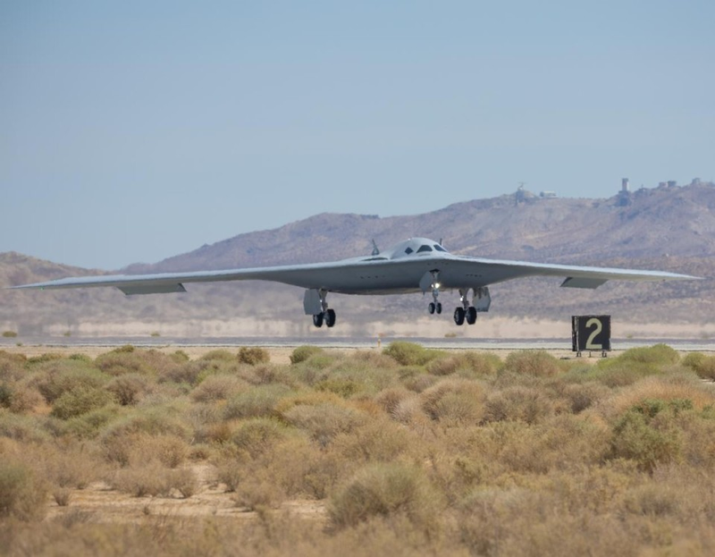 Chiếc B-21 Raider thứ hai đang cất cánh. Ảnh: QQnews. B-21 2.png
