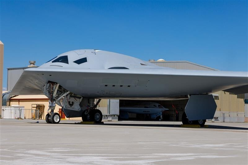 Khung hình cho thấy sự có mặt của cả hai chiếc B-21 Raider. Ảnh: QQnews. B-21 3.png