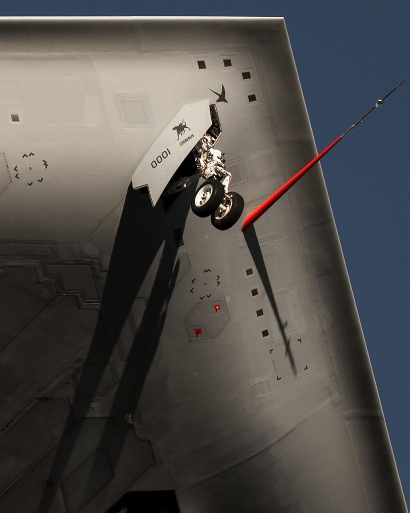 Phù hiệu "Cerebrus" (Chó Ba đầu địa ngục) trên chiếc B-21 Raider đầu tiên. Ảnh: QQnews. B-21 4.png