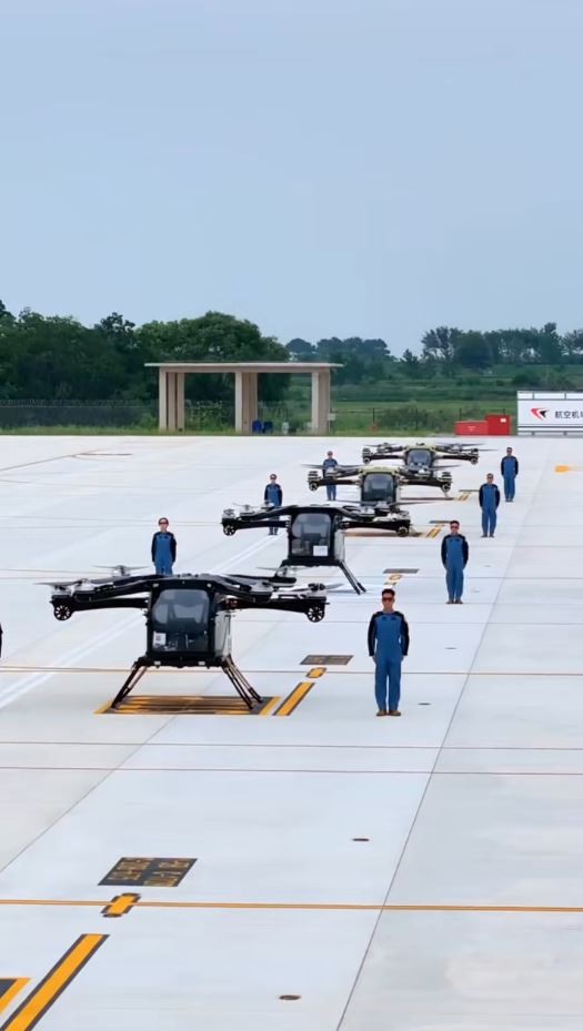 Biên đội bay eVTOL của XPeng HT Aero chuẩn bị trình diễn tại Lễ khai mạc Triển lãm hàng không Trường Xuân. Ảnh: Singtao. Bien doi eVTOL.jpg