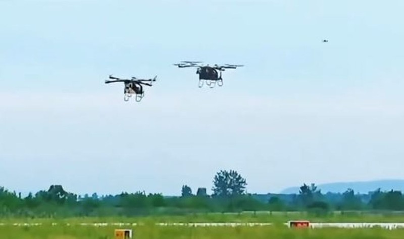 Hai chiếc eVTOL bay đội hình trước khi va vào nhau. Ảnh: Singtao. Hai chiec truoc khi dam vao nhau.jpg