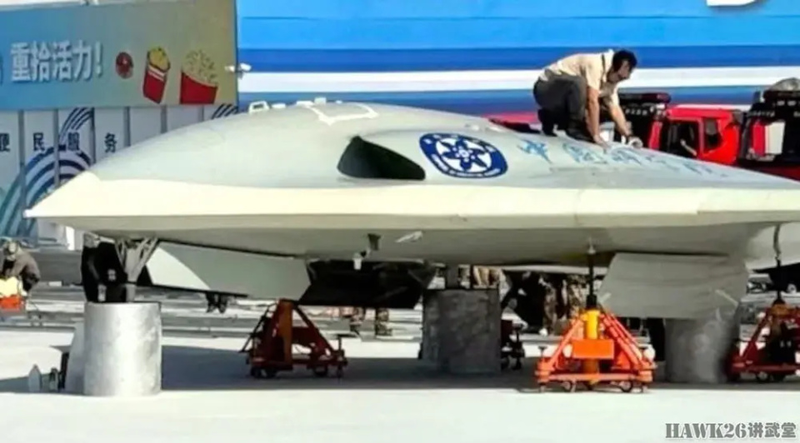 Trên thân UAV có hình logo và tên của Viện Khoa học Trung Quốc. Ảnh: NetEase. Than in logo va ten CAS.png
