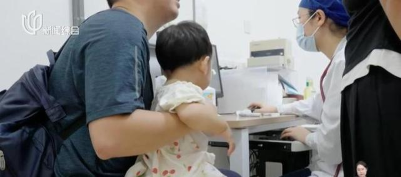 Các bác sĩ khuyên nên thường xuyên theo dõi, đưa trẻ đến viện sớm nếu phát hiện triệu chứng nhiễm RSV. Ảnh: Toutiao. Dua con di kham.png