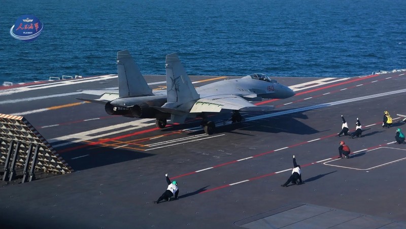 Tiêm kích J-15T cất cánh bằng máy phóng điện từ. Ảnh: Xinhua. J-15T.jpg