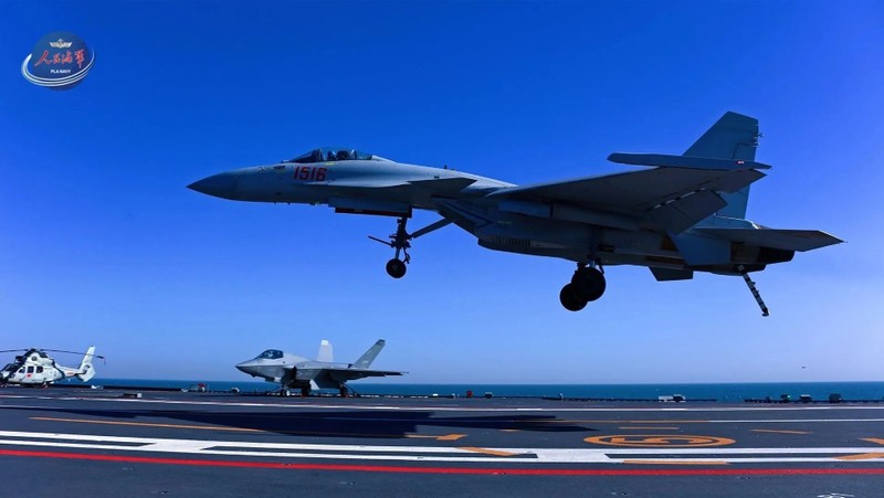 Máy bay J-15T hạ cánh với móc cáp hãm phía sau. Ảnh: Xinhua. J-15T ha canh.jpg