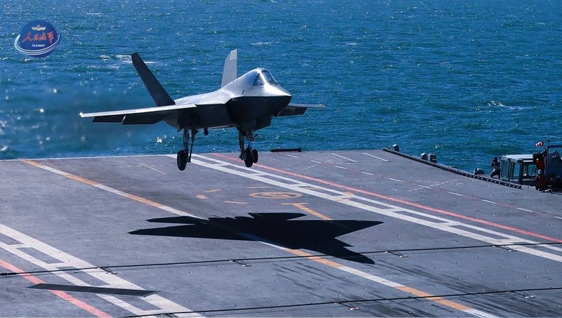 Chiếc J-35 hạ cánh thành công. Ảnh: Xinhua. J-35 ha canh.jpg