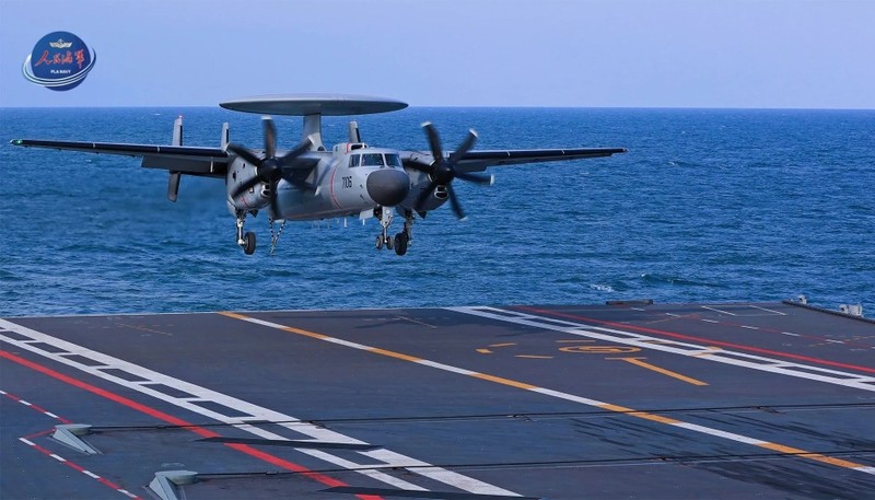 Máy bay KJ-600 hạ cánh trên tàu Phúc Kiến. Ảnh: Xinhua. KJ-600 ha canh.jpg