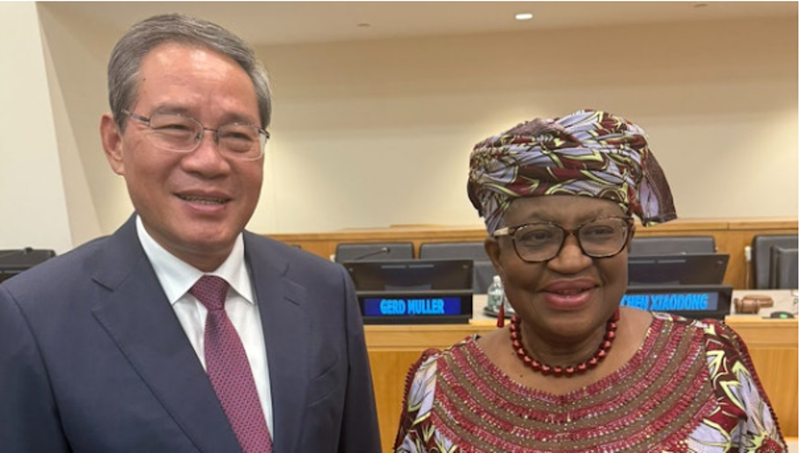 Thủ tướng Trung Quốc Lý Cường và Tổng giám đốc WTO Ngozi Okonjo-Iweala. Ảnh: Wforum. thong bao.png