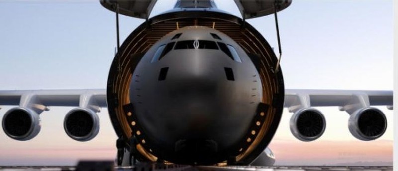 Khoang hàng của WildRunner có thể "ôm" trọn thân của chiếc C-17. Ảnh: LTN. Than C-17 gon trong.jpg