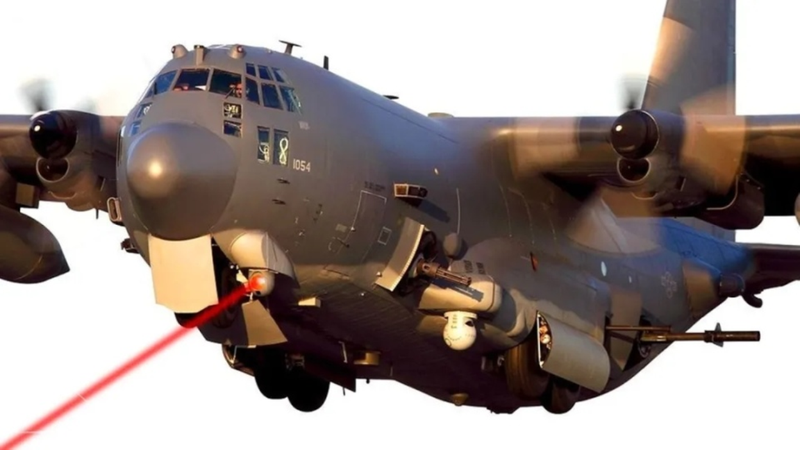 Mỹ từng tích hợp hệ thống vũ khí laser lên máy bay C-130J nhưng không thành công. Ảnh: Wforum. He thong cua My tren C-130J bo do.png