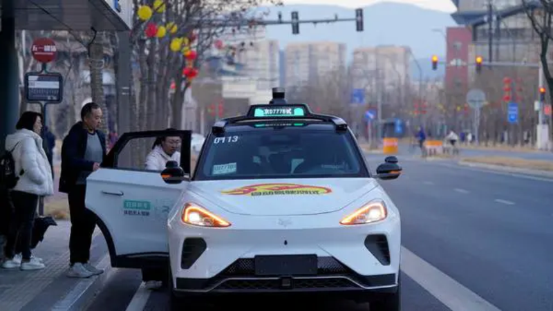 Dự án robotaxi Apollo Go đã triển khai tại 16 thành phố Trung Quốc. Ảnh: Huxiu. Robotaxi don khach.png