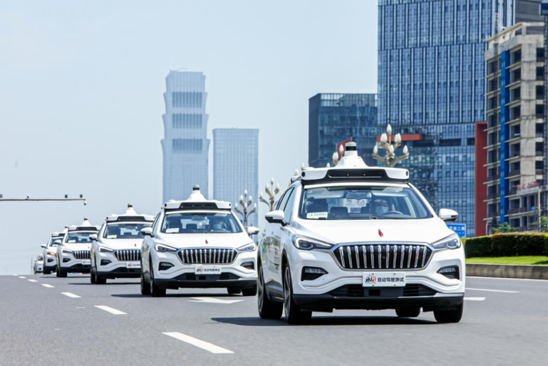 Xe tự lái Apollo Go mang lại sức sống mới cho Baidu. Ảnh: Sina. Xe tu lai Apolo Go.png