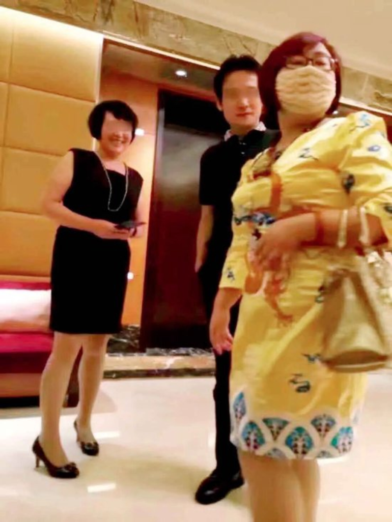 Tiền Chí Mẫn (áo vàng) tại Lantian Gerui khi đang tung chiêu trò lừa đảo. Ảnh: Sina. Tien Chi Man va nguoi dau tu.png