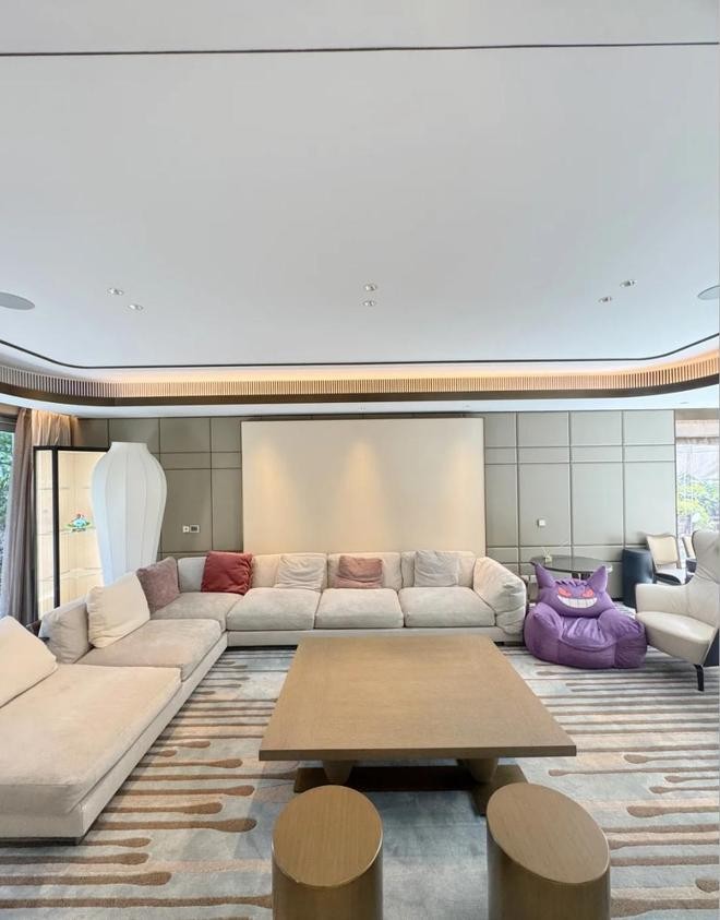 Phòng khách căn hộ siêu sang ở Thượng Hải mà Vương Tư Thông vừa phải bán lỗ 20 triệu NDT (74 tỷ VND). Ảnh: NetEase. Phong khach can ho.jpg