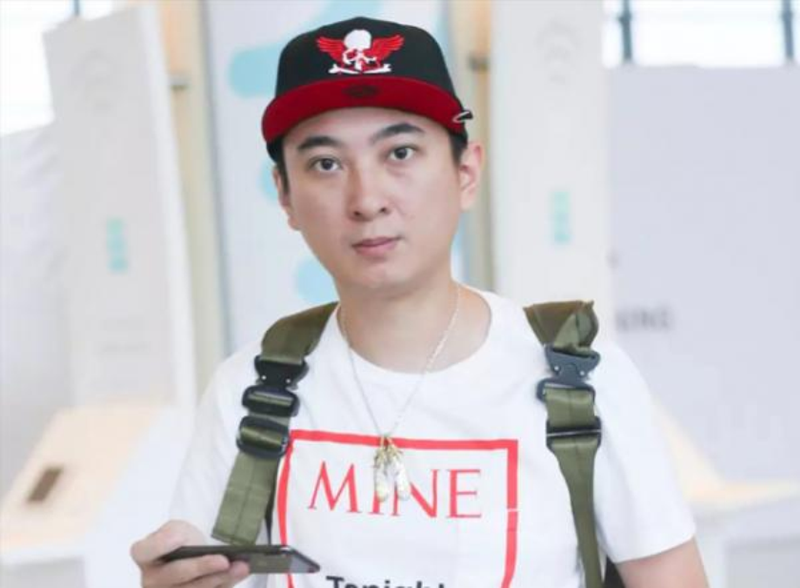 Vương Tư Thông từng là đại diện cho lớp "phú nhị đại" sống xa hoa, phóng túng, bất cần đời. Ảnh: QQnews. Tay choi.png