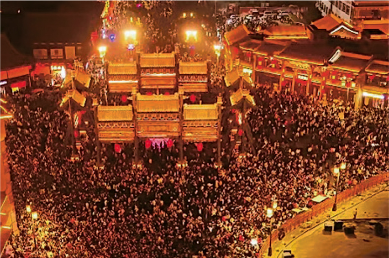 Thành cổ Đại Đồng chật kín du khách dịp Quốc khánh Trung Quốc. Ảnh: Sina. Thanh co Dai Dong.png